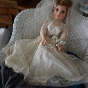 Pretty 25" Vintage Eegee Bride Doll